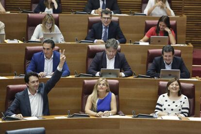 Betoret, a la izquierda, con la mano alzada, y Bonig, dos asientos a la derecha, este jueves en las Cortes Valencianas.