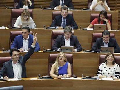 Betoret, a la izquierda, con la mano alzada, y Bonig, dos asientos a la derecha, este jueves en las Cortes Valencianas.