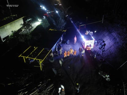 Al menos 11 mineros han fallecido este martes tras una serie de explosiones en unas minas de carbón en el municipio de Sutatausa, en Cundinamarca, a menos de 90 kilómetros de Bogotá (Colombia). En la imagen, voluntarios de Defensa Civil afuera de las minas ubicadas en el centro del país, este 15 de marzo.