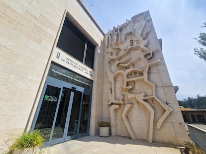 Mural del escultor Jorge Oteiza, a la entrada del antiguo Instituto de Inseminación Artificial Ganadera, en Madrid.