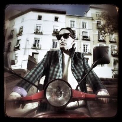 La artista urbana Nuria Mora, con su vespa en la calle de Ribera de Curtidores.