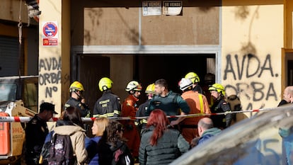 Servicios de emergencia desplazados al edificio de Benetússer (Valencia) donde se ha derrumbado la escalera en un garaje, dejando un muerto y un herido.