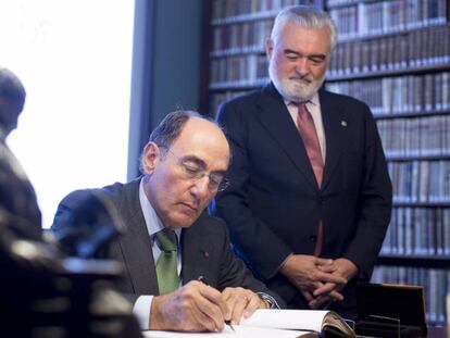 El presidente de Iberdrola, Ignacio Galán, firma el acuerdo con la RAE, hoy martes.