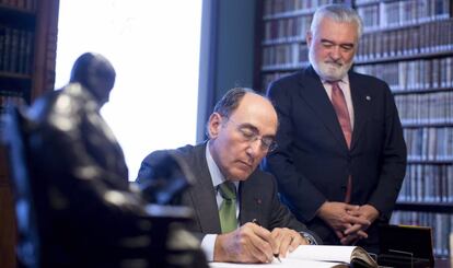 El presidente de Iberdrola, Ignacio Galán, firma el acuerdo con la RAE, hoy martes.