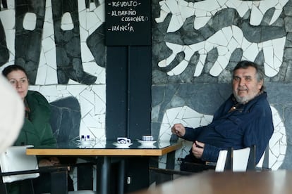 La alcaldesa de Cervo, Dolores García y el propietario de la factoría, Segismundo García, en la cafetería de la fábrica de cerámica de Sargadelos, a 3 de abril de 2025, en Cervo, Lugo.
