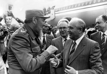 Fidel Castro recibe a Mijail Gorbachov, en el aeropuerto de La Habana (Cuba), en 1989.