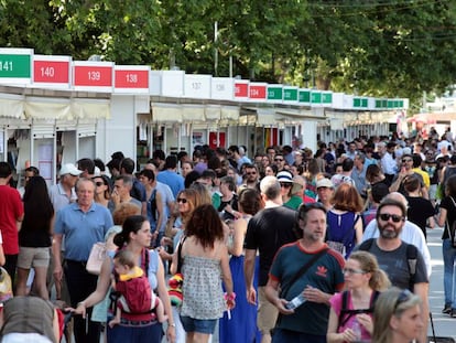 Visitantes en el &uacute;ltimo d&iacute;a de la Feria del Libro en Madrid.