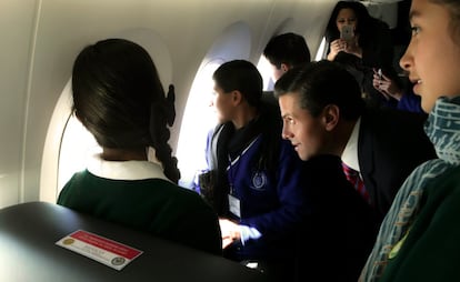 En el primer vuelo, el presidente mexicano, Enrique Peña Nieto, ha invitado a estudiantes destacados a viajar con él. La flota presidencial de México está formada por 14 aeronaves entre helicópteros, avionetas y aviones