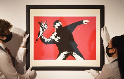 El ilustrador prefiere no hablar de Banksy. En la imagen, la obra 'Love is in the air' de Banksy, la primera que se pagó con criptomonedas.
