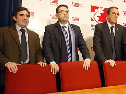 El alcalde Leioa, Eneko Arruebarrena, segundo por la izquierda, junto a Jose Luis Bilbao y otros alcaldes trs una reunión del consorcio de Transportes, en 2010.
