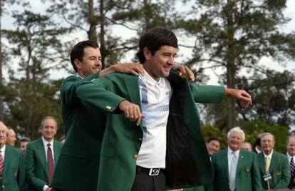 Bubba Watson recibe la chaqueta verde de Adam Scott.