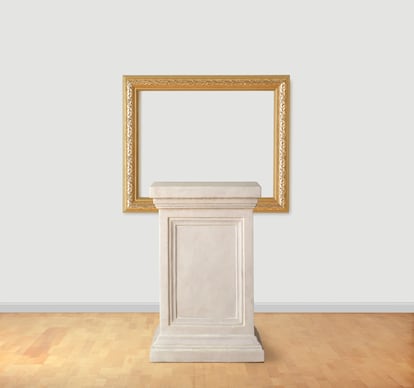 Un pedestal vacío frente a un marco en blanco en un museo. Agregue su propia obra de arte.