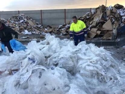 Benito Pulido, trabajador de Defesa, en una planta de recuperación de papel y cartón en Pinto (Madrid).