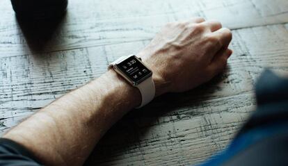 Apple Watch encendido y en una mesa