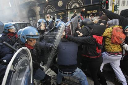 Policías antidisturbios impiden el avance de los manifestantes por las calles de Milán.