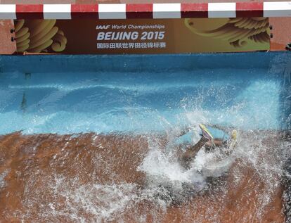 La panameña Rolanda Bell cae al agua en la prueba de 300 metros obstaculos