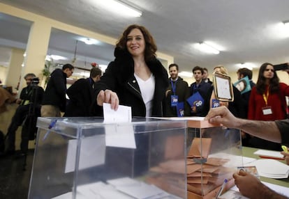 La presidenta de la Comunidad, Isabel Díaz Ayuso, vota en las elecciones.