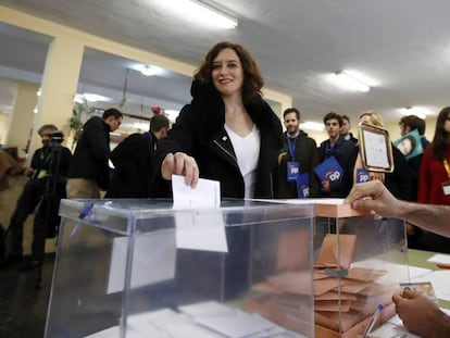 La presidenta de la Comunidad, Isabel Díaz Ayuso, vota en las elecciones.
