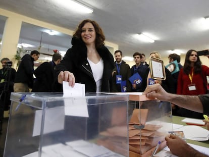 La presidenta de la Comunidad, Isabel Díaz Ayuso, vota en las elecciones.