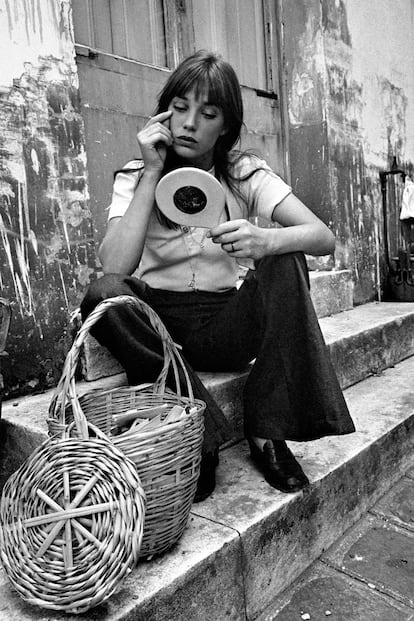 Jane Birkin. Vestidos cortísimos con zapato plano o pantalones acampanados con mocasines, dos de las combinaciones que popularizó una jovencísima Birkin en los años 60.
