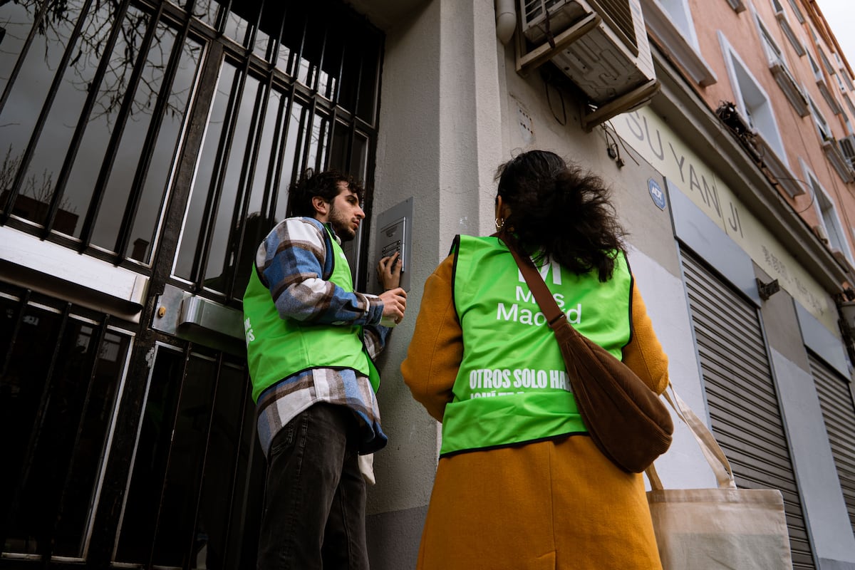 “Cara amable, no se miente”: puerta a puerta para reconquistar al votante de izquierda en Madrid