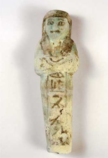 Una estatuilla funeraria egipcia, datada aproximadamente en el año 664 antes de Cristo, que ha sido devuelta hoy a Egipto. Ésta y otras seis antigüedades fueron sacadas de su país ilegalmente por una red de contrabandistas.