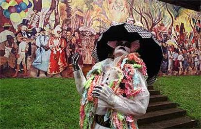 La Catrina posó ayer ante la reproducción de un mural de Diego Rivera en el claustro del Museo Diocesano de Bilbao.