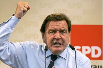 Gerhard Schröder, durante un mitin del partido socialdemócrata, ayer en la ciudad de Dresde, en el este de Alemania.