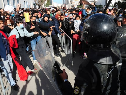 Manifestantes, frente a los antidisturbios de Túnez, este martes, en el exterior del Parlamento.