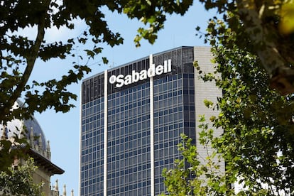 Vista del edificio central del Banco de Sabadell. EFE/Alejandro García/Archivo