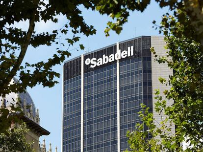 Vista del edificio central del Banco de Sabadell. EFE/Alejandro García/Archivo