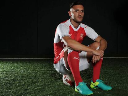 Lucas P&eacute;rez con su nueva equipaci&oacute;n. 