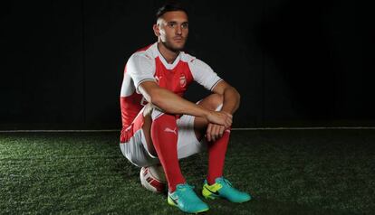 Lucas P&eacute;rez con su nueva equipaci&oacute;n. 