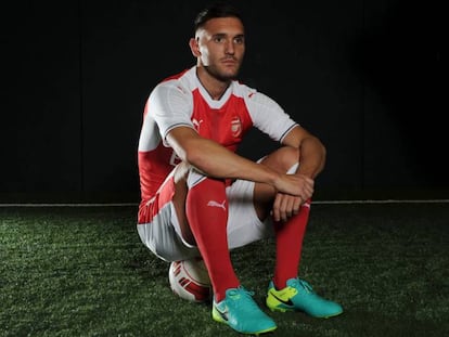 Lucas P&eacute;rez con su nueva equipaci&oacute;n. 