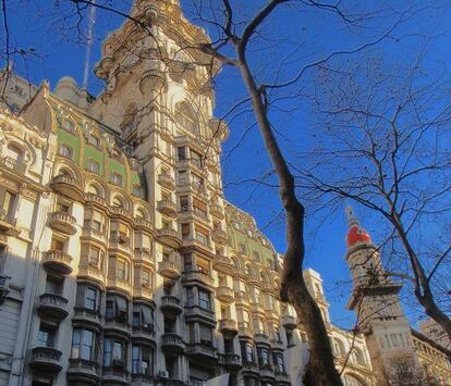 El edificio mide justo cien metros, que se corresponden con los cien cantos del poema.