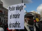 Un hombre con un cartel en el que se lee: `Poder elegir el morir sin sufrir´ durante una concentración de Derecho a Morir Dignamente en la Puerta del Sol, en Madrid (España), a 18 de marzo de 2021. Derecho a Morir Dignamente se manifiesta para dar apoyo a la Ley de la Eutanasia, el día que el pleno del Congreso debate y aprueba de forma definitiva Ley Orgánica de regulación de la eutanasia.La norma entrará en vigor a los tres meses de publicarse en el Boletín Oficial del Estado (BOE), y recoge que esta práctica se podrá llevar a cabo en España a pacientes que los soliciten y que se encuentren en un contexto de "padecimiento grave, crónico e imposibilitante o enfermedad grave e incurable, causantes de un sufrimiento intolerable".
18 MARZO 2021;LEY DE EUTANASIA;A FAVOR EUTANASIA;MORIR CON EUTANASIA;MORIR DIGNAMENTE;EUTANASIA
Marta Fernández Jara / Europa Press
18/03/2021