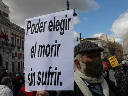 Concentración de Derecho a Morir Dignamente en la Puerta del Sol, en Madrid, el 18 de marzo de 2021.