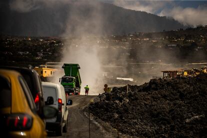 La carretera est abierta, pero a la vez est en obras, amplindose y ramificndose.