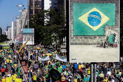 Manifestação na av. Paulista, que neste mês também recebe uma exposição ao ar livre com obras dos cartunistas Angeli e Laerte.