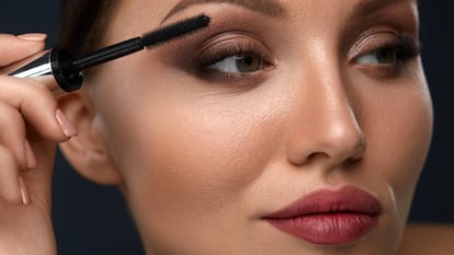 Artículo de EL PAÍS Escaparate sobre una máscara de pestañas marrón que arrasa en redes sociales.