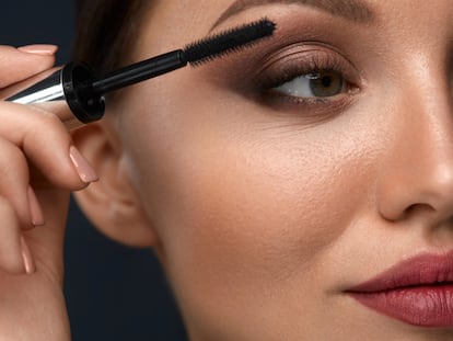 Artículo de EL PAÍS Escaparate sobre una máscara de pestañas marrón que arrasa en redes sociales.