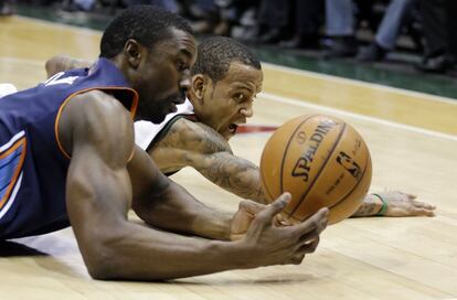 Monta Ellis y Ben Gordon luchan por el balón.