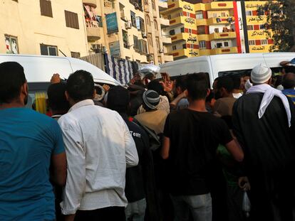 Reparto de comida durante el Ramadán para personas vulnerables, el pasado 27 de abril, en El Cairo.