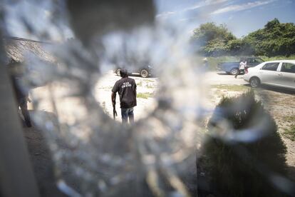 Orificio de bala en el restaurante Costa de Michoacán en donde resultó muerto el niño Hidelberto Reyes García durante la manifestación el pasado domingo 19 de julio.