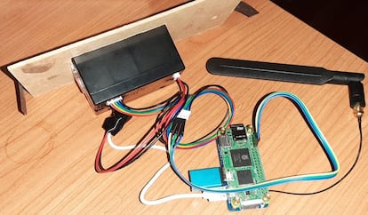 The components: the Raspberry Pi, the plaque that contains the SIM card and the connection cables.