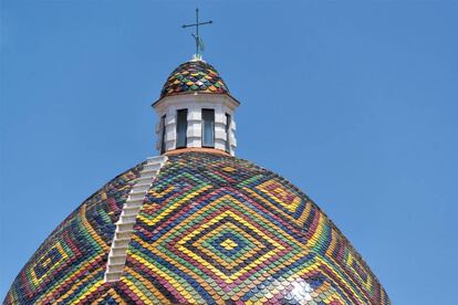 La iglesia de San Miguel está coronada por una cúpula revestida de tejas policromadas diseñada a mediados del siglo XX por Antonio Simon Mossa y Filippo Figari.
