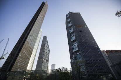 La Torre se encuentra junto a la Estela de Luz sobre Avenida Reforma