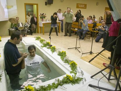 El pastor José Luis Fernández bautiza al inmigrante Mohamed Karami en Les Roquetes de San Pere de Ribes (Barcelona).