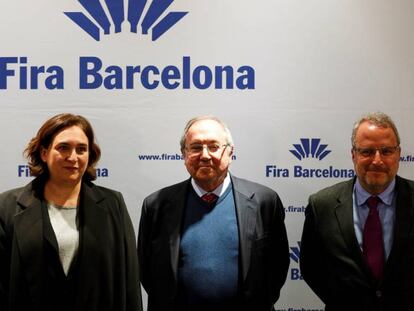 La alcaldesa de Barcelona, Ada Colau, junto con los responsables de Fira de Barcelona.