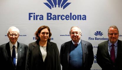 La alcaldesa de Barcelona, Ada Colau, junto con los responsables de Fira de Barcelona.